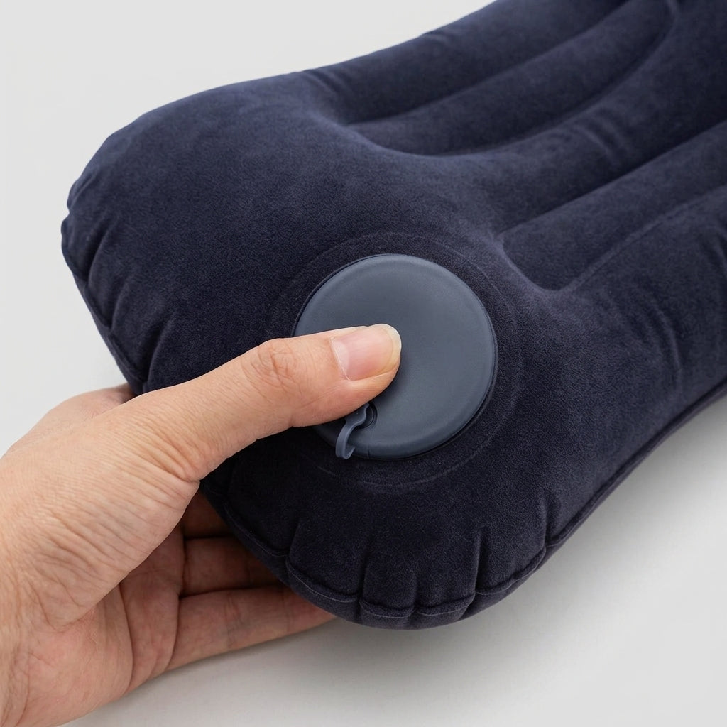 Pouce appuyant sur la valve de l'oreiller gonflable Belmont-Air pour le gonfler par pression